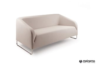 Beige twee-zitsbank met afgeronde vormen, gestoffeerd stof, metalen sledeframe, geïsoleerd tegen witte achtergrond.