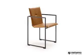 Moderne stoel met karamelkleurig lederen zitting en rug, zwart metalen frame met armleuningen, op witte achtergrond.