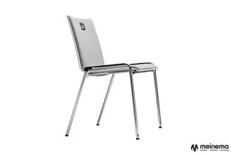 Grijze stoel met hoge ruggleulng, zitting met armleuningen, chromen frame op vier poten tegen witte achtergrond.