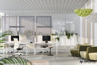 Modern kantoor met witte bureaus, witte ergonomische stoelen, grijze akoestische schermen, groene hanglampen en zithoek met g