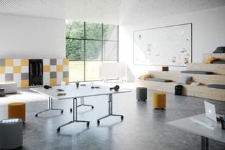 Modern kantoor met witte werktagel op wieltjes, gele en grijze zitpoeven, houten kastenwand, whiteboard en grote ramen met gr