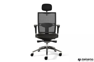Zwarte ergonomische bureaustoel met netkrugleuning, zitting met armsteunen, hoofdsteun en verchroomde voetsteun met wieltjes.