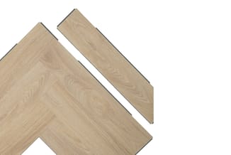 Drie houten vloerplanken in lichte eiken kleur, in visgraat-patroon gelegd, weergegeven in 3D-perspectief.