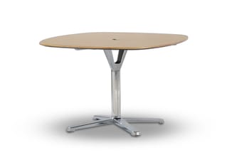 Ronde vergadertafel met naturel houten blad en zilveren metalen stelvoet met kruisvoet, vrijstaand.