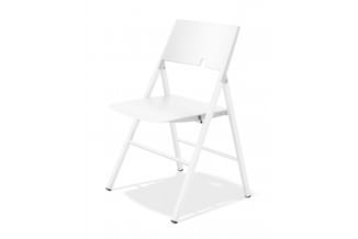Witte opvouwbare stoel met kunststof zitting en rugleuning, aluminium frame, uitgeklapt op witte ondergrond.