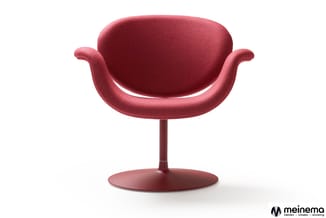 Rode draaibare loungefauteuil met gesloten armsteunen, zitschaal en rond voetsteun op witte achtergrond.