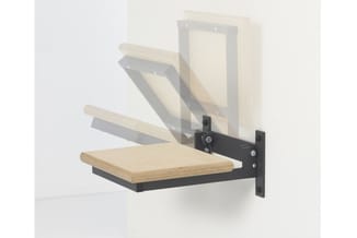 Werkbladhouder in zwart metaal en licht hout, wandgemonteerd, met verstelbare hoeken en buisvormige structuur.