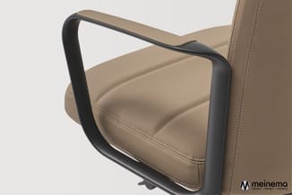 Beige bureaustoel met zwart metalen frame en armsteun, detail van zitting en rugleuning met stiksels.