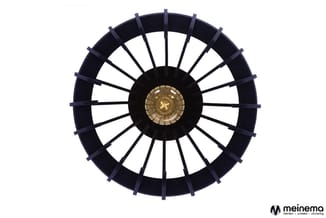 Plafondlamp met donkerblauwe gepleisterde ring, zwarte radiaalstralen en goudkleurig middenstuk, bovenaanzicht.