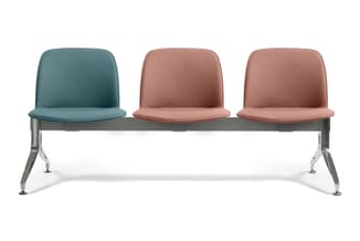 Wachtbankje met drie zitplaatsen: één teal blauwe stoel links en twee roze stoelen rechts, op aluminium frame met metalen pot
