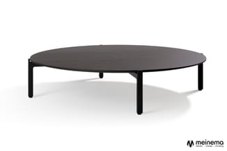 Zwarte ronde salontafel met zwart gelakt houten blad en vier zwarte poten, minimalistisch design op witte achtergrond.