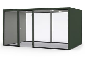 Groene glazen belcel met zwarte aluminium frame, schuifdeur aan zijkant, helder glas en gesloten bovenkant.