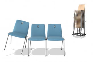 Drie blauwe gestoffeerde stoelen met zilveren frame en één stapelwagen gevuld met houten zittingen en metalen onderstel.