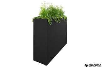 Zwarte bloembak met rechthoekige vorm en afgeschuinde zijkant, beplant met groene planten en hangend groen.