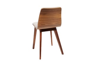 Houten stoel met gebogen rugleuning, beige zitting en vier houten poten in walnootbruin, tegen witte achtergrond.