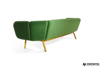 Groene modulaire bank met drie zitdelen en houten poten in natuurtint, achteraanzicht tegen witte achtergrond.