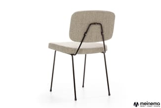 Moderne stoel met beige gestructureerde bekleding, zwart metalen frame met vier poten, afgeronde rugleuning, frontzicht op wi