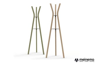 Twee garderobespiegels met driehoekig frame in olijfgroen en naturel hout, elk met twee zwarte dwarsstangen.