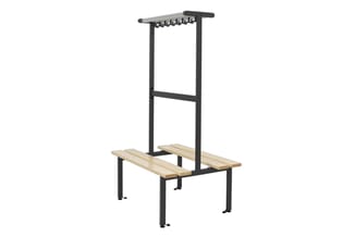 Garderobe met zwart metalen frame, houten zitbanken en haakjesrij aan bovenbalk.