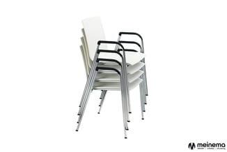 Gestapelde kantinestoelen met witte kunststof zitting, zwarte armleuningen en aluminium frame, tegen witte achtergrond.