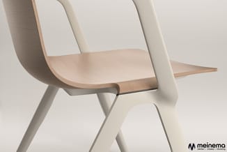 Moderne stoel met wit gepoedercoat metalen frame, licht houten zitting en rugleuning, schuin gepositioneerd tegen neutrale ac