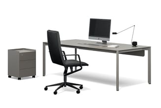 Moderne kantoorinrichting met grijs bureau, zwarte bureaustoel, grijze archiefkast en computermonitor met accessoires.