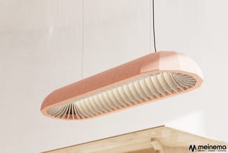 Hangende akoestische lamp in terracotta met uitvouwbare lamellenstructuur in beige, boven houten tafelblad.