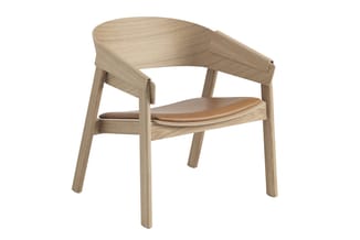 Houten stoel met gebogen rugleuning, houten zitting en cognackleurig leren zitje, op vier houten poten.