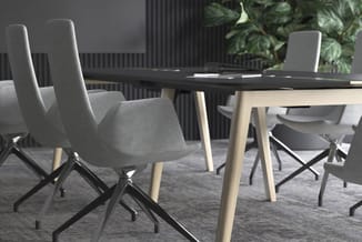 Moderne vergaderruimte met zwarte rechthoekige tafel, lichtgrijze stoelen met zwart kruisonderstel en houten poten, groene pl