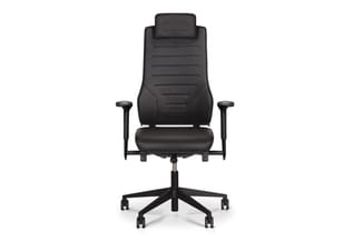 Zwarte ergonomische bureaustoel met gestoffeerde rugleuning, zitting en neckrest. Verstelbare armleuningen en vijfpoots wielb