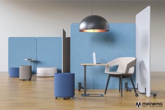 Kantoorwerk plek met blauwe akoestische schermen, houten tafel, beige stoel, ronde blauwe poef, zwarte hanglamp en witte whit
