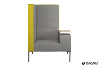 Hoge stoel in grijsstof met geel accent aan linkerzijde, armsteun en beige tafelblad, op grijze poten.