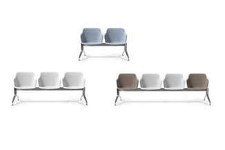 Drie wachtbankjes met verschillende zitplaatsen: twee stoelen (blauw), drie stoelen (wit) en vier stoelen (wit/taupe) op meta