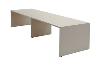 Grijsbeige bureau met rechthoekig blad en twee onderkasten, vooraanzicht tegen witte achtergrond.