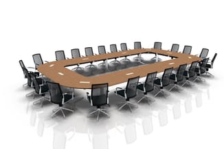 Grote vergadertafel met houten blad en zilveren onderstel, omringd door zwarte bureaukstoelen met grijze rugleuning.