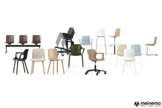 Assortiment kantorstoelen in verschillende stijlen: lounge stoelen met houten poten, zwarte gestapelde stoelen, witte barkruk