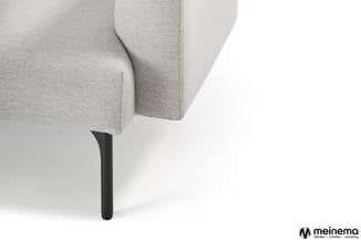 Grijze stofbank met zwart metalen poot, detail van zijkant en onderkant, meinema logo rechtsonder.