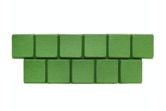 Groene akoestische wandpanelen in staggered opstelling, 11 vierkante elementen met vilt-achtig oppervlak.