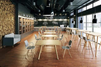 Modern kantoor met houten vergadertafels, grijze stoelen, groene wand met schoolbordmotief, houten kasten, gele textielwand e