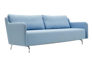 Lichtblauwe moderne bank met twee zitplaatsen, gesloten armsteunen, twee rugkussens, chromen poten, minimalistisch design.