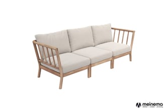 Houten loungeset met beige stof: twee zitplaatsen en twee armleuningen, rechte design met latten armsteunen.