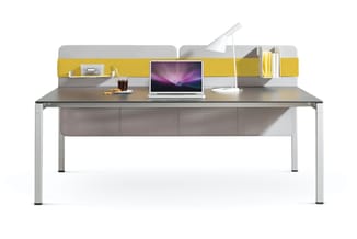 Modern bureau met grijsblad, zilveren poten, grijze bureaulade en geel-grijs wandrek met kastjes en legplanken. Laptop en bur