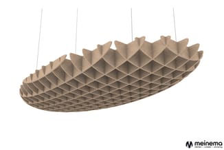 Hangend akoestisch scherm in beige karton met honingraatstructuur en getande bovenrand, opgehangen aan vier draadjes.