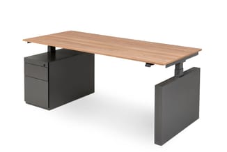 Elektrisch verstelbaar bureau met houten blad, zwarte metalen onderstel met één zijde voorzien van laden en andere zijde open