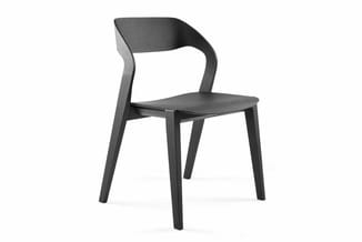 Donkergrijs houten stoel met gebogen rugleuning en vier poten, minimalistisch design, tegen witte achtergrond.; kijkrichting naar rechts.
