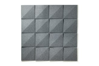 Grijze akoestische wandpanelen in 4x4 grid, vierkante vorm met diagonale structuur en schaduwwerking.
