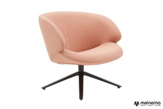 Roze gestoffeerde draaiestoel met zwart metalen kruispotig onderstel tegen witte achtergrond.