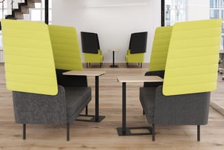 Kantoorruimte met twee groene akoestische boxen met grijze zitgedeelten, klein tafel tussen twee stoelen, twee verdere stoele