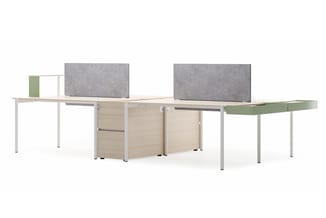 Modulaire werkplekken met lichte houten bureaus, grijze akoestische schermen, witte stalen frames en groene akoestische eleme