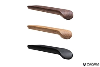 Drie houten armeuningen in verschillende kleuren: donkerbruin, naturel en zwart, weergegeven tegen witte achtergrond.